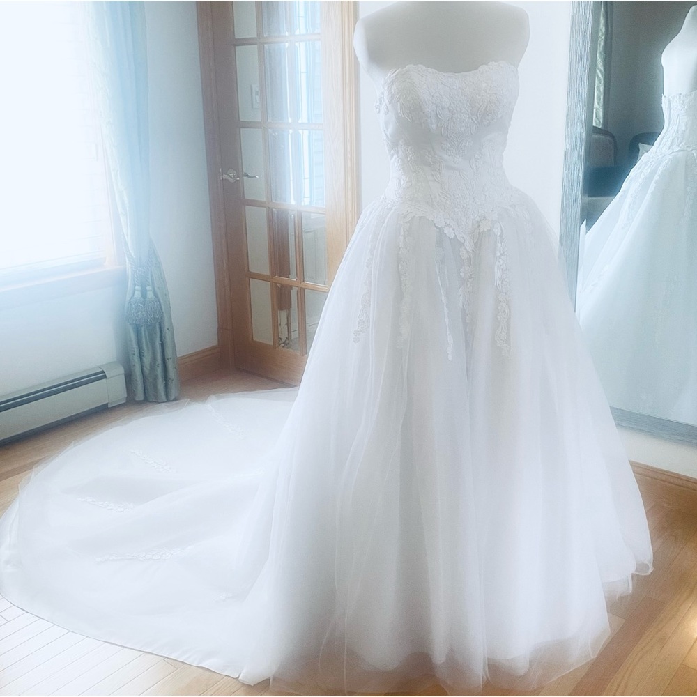 NEW Vintage Tulle Ballgown Wedding Gown with Lace and Detachable Train S…